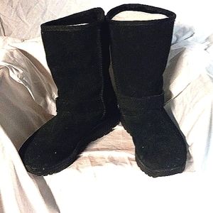Lightly used Woman skechers shap-up black suede mid size boots